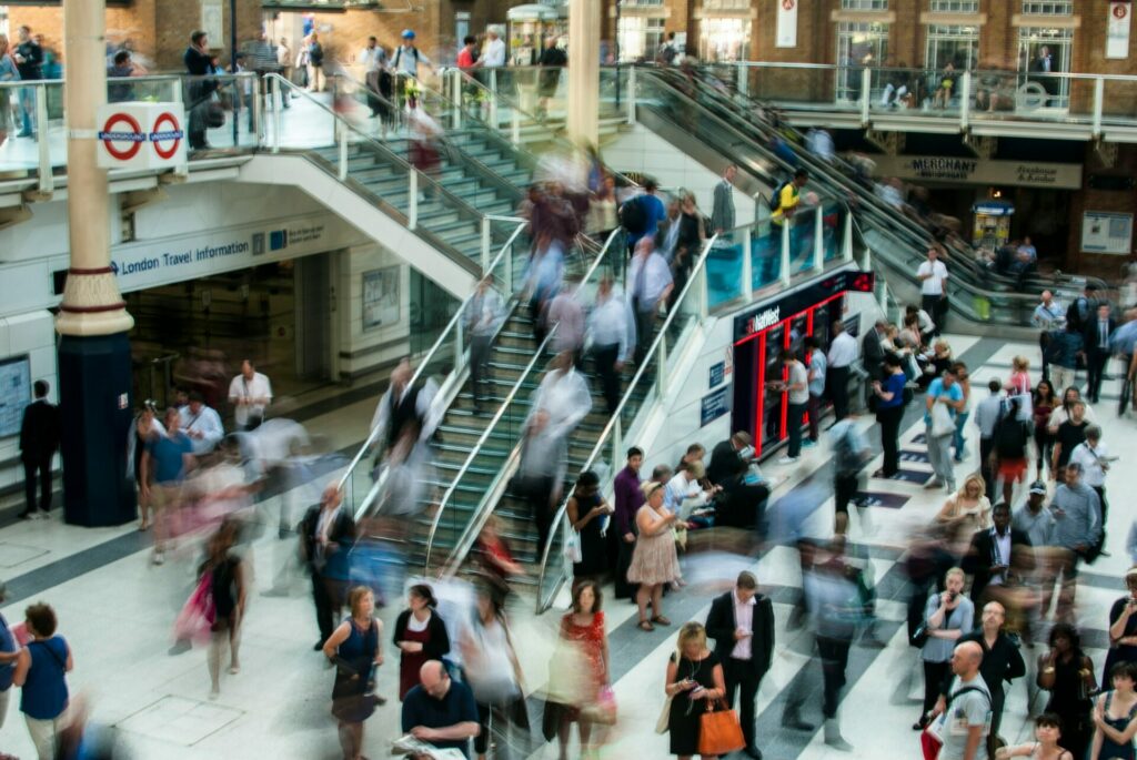 Photo représentant des personnes dans un centre commercial © Anna Dziubinska / Unsplash